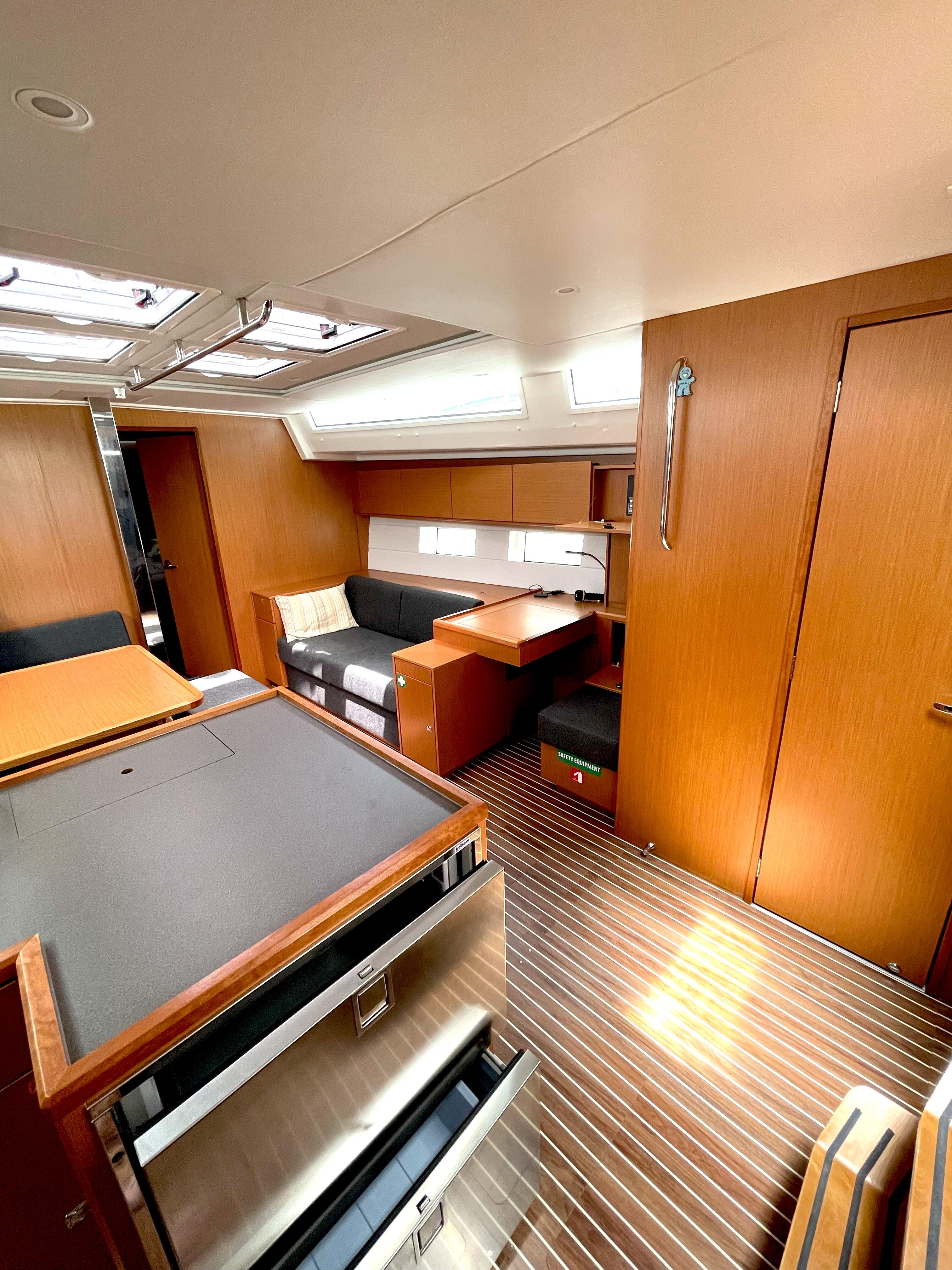 Sailing yacht 