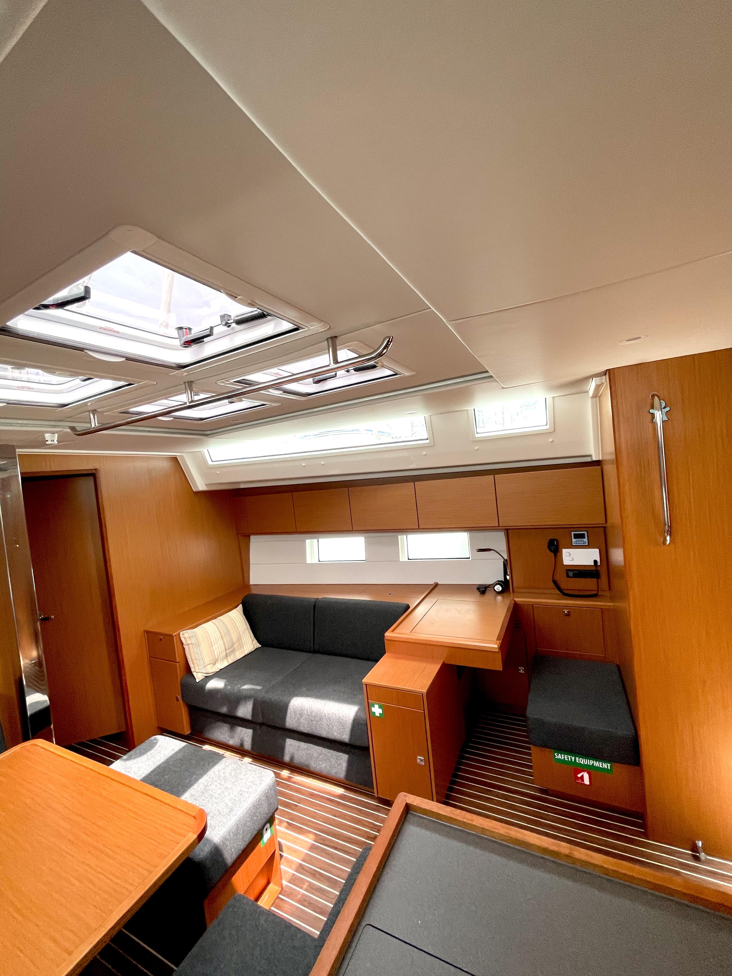Sailing yacht 