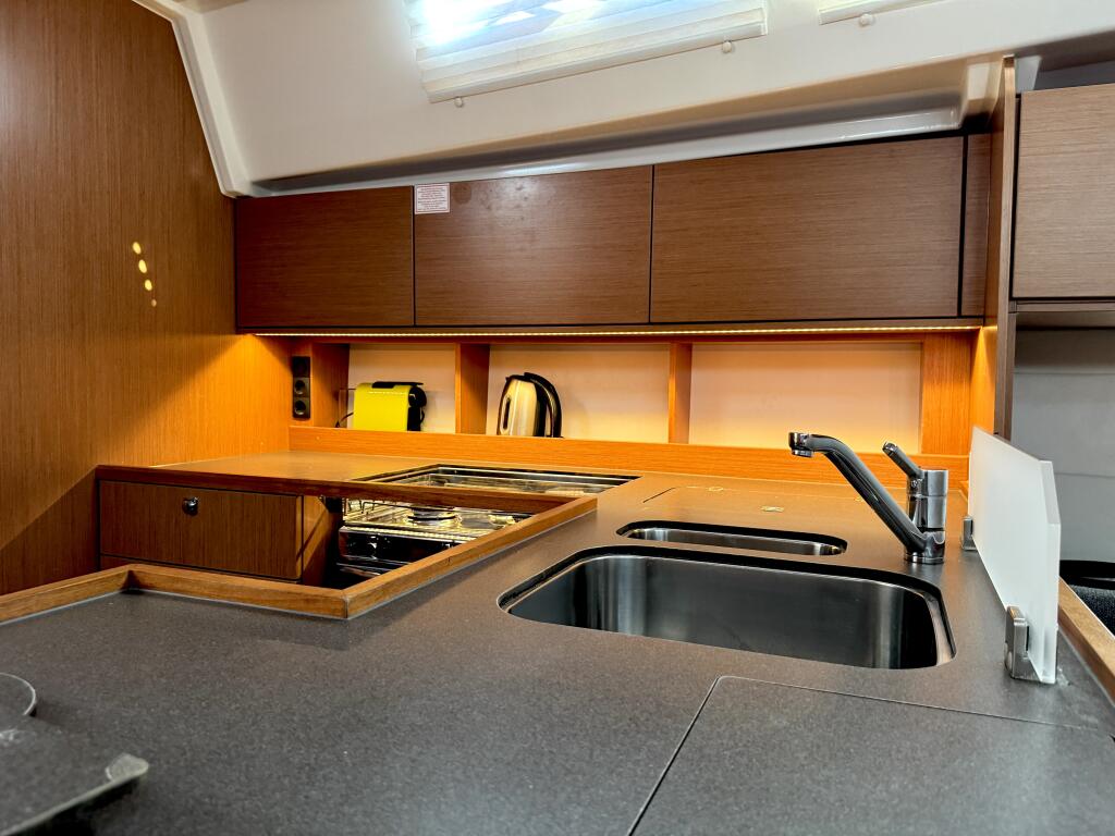 Sailing yacht 