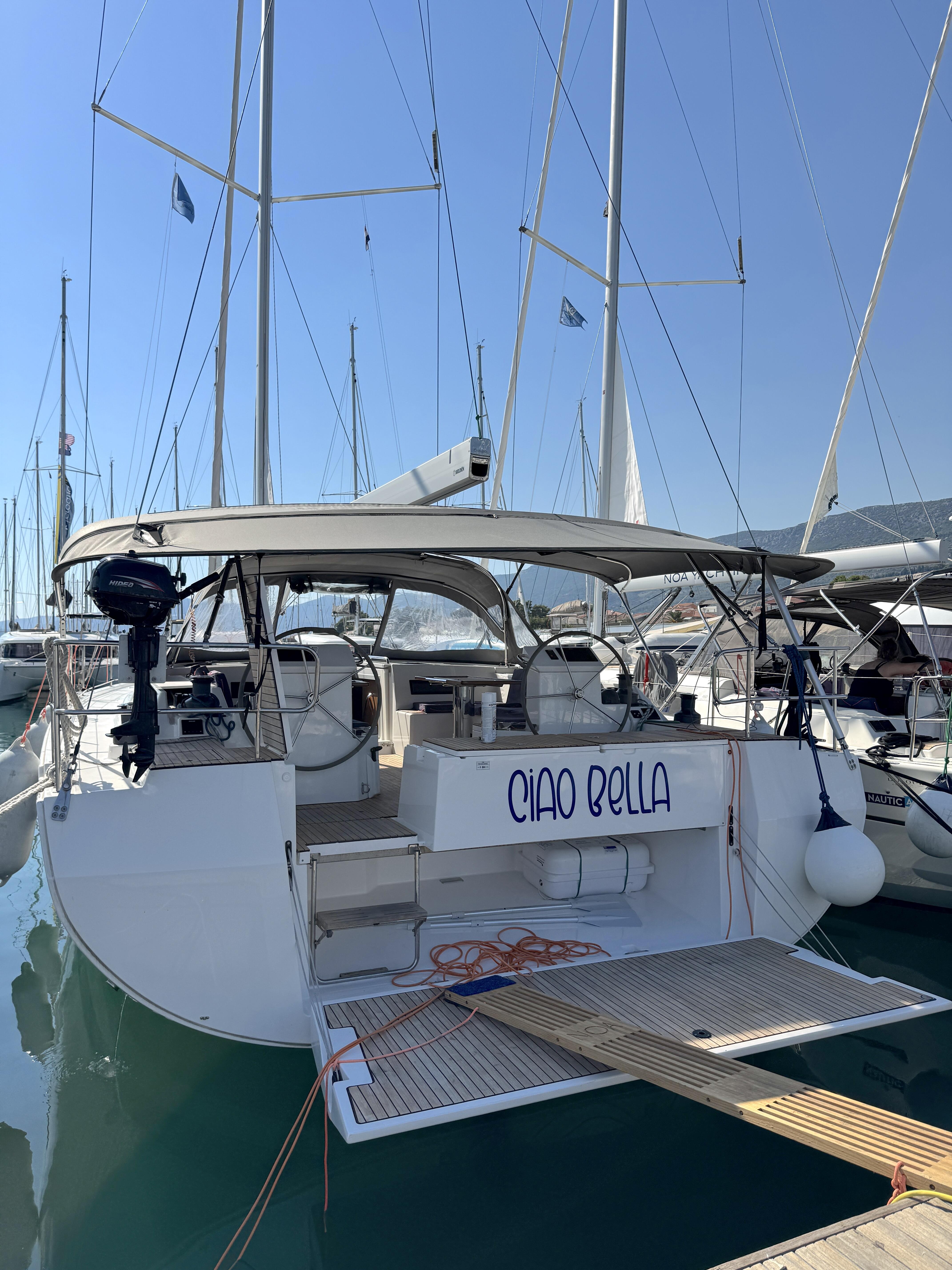 Sailing yacht 