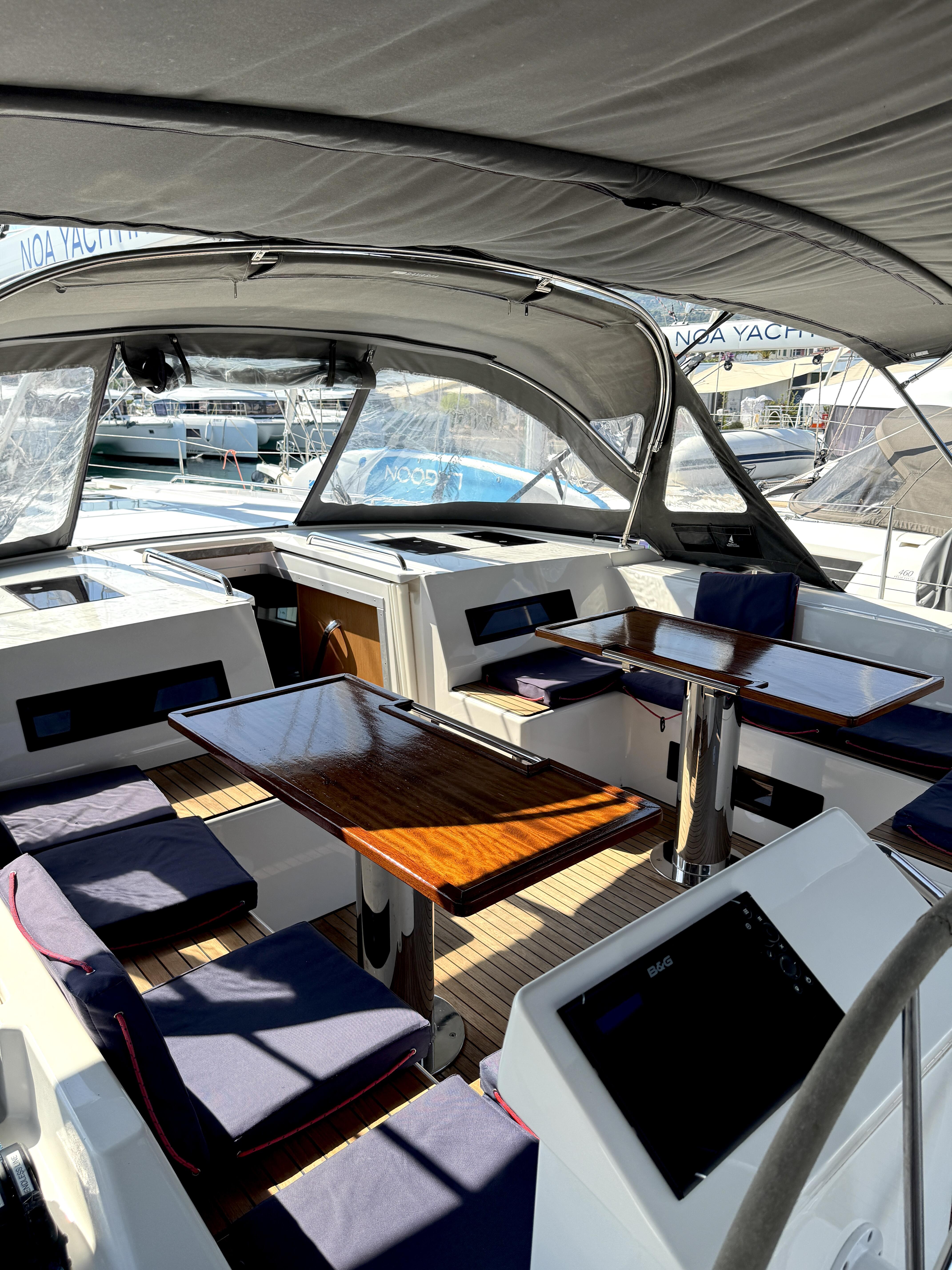 Sailing yacht 