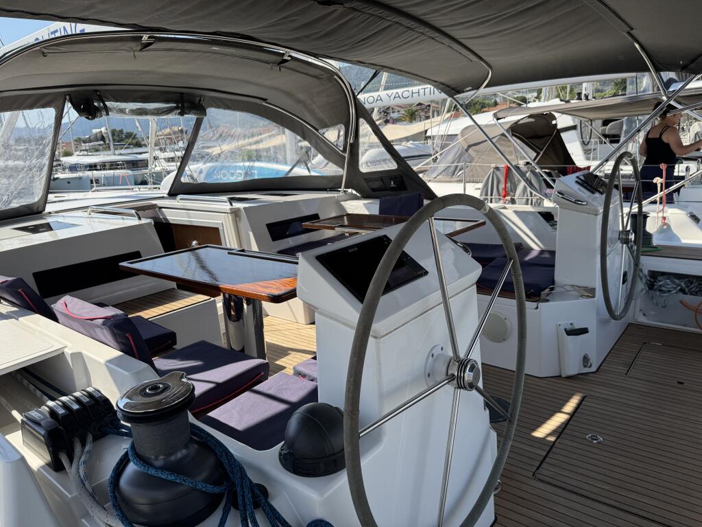 Sailing yacht 
