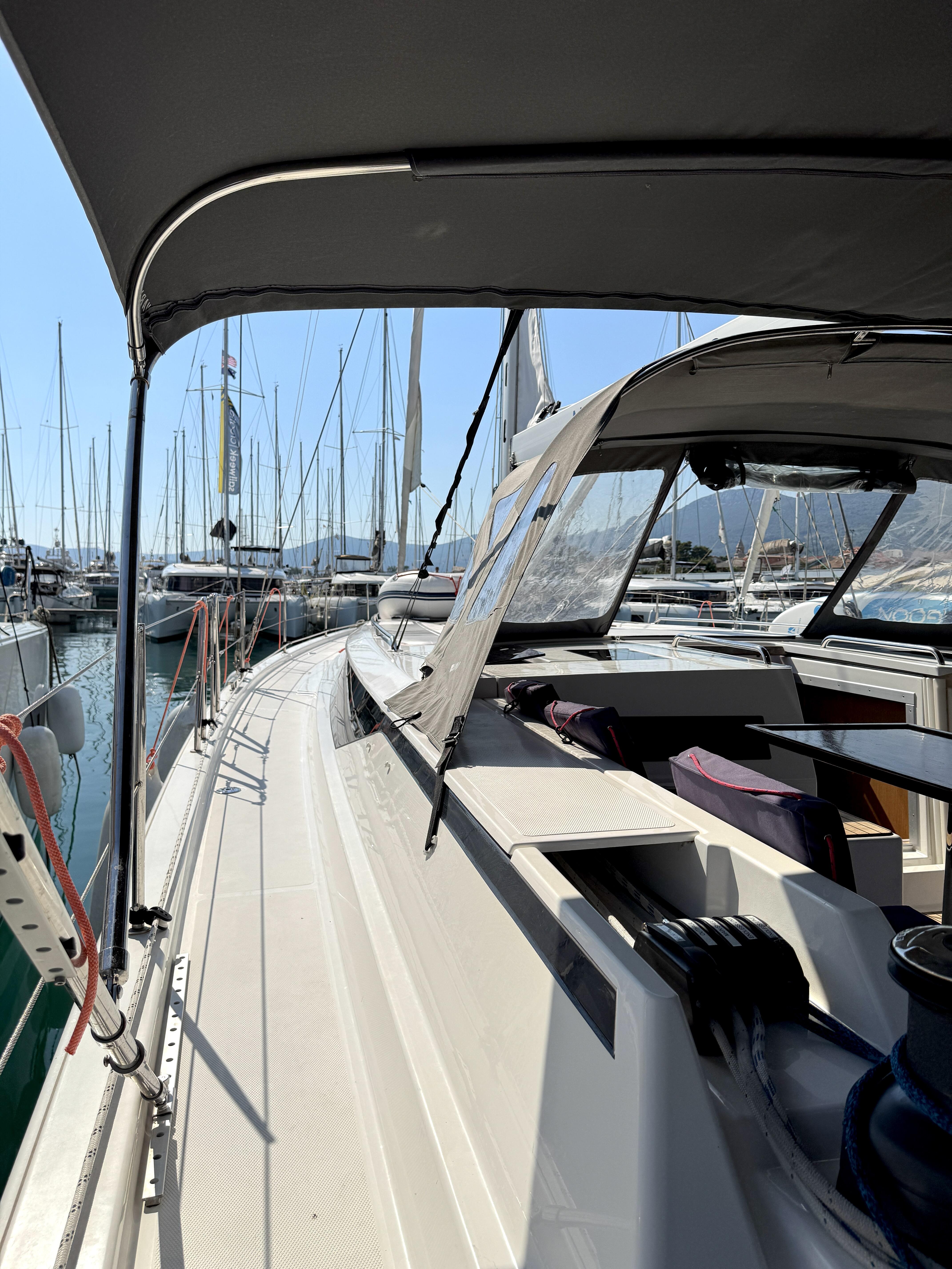 Sailing yacht 