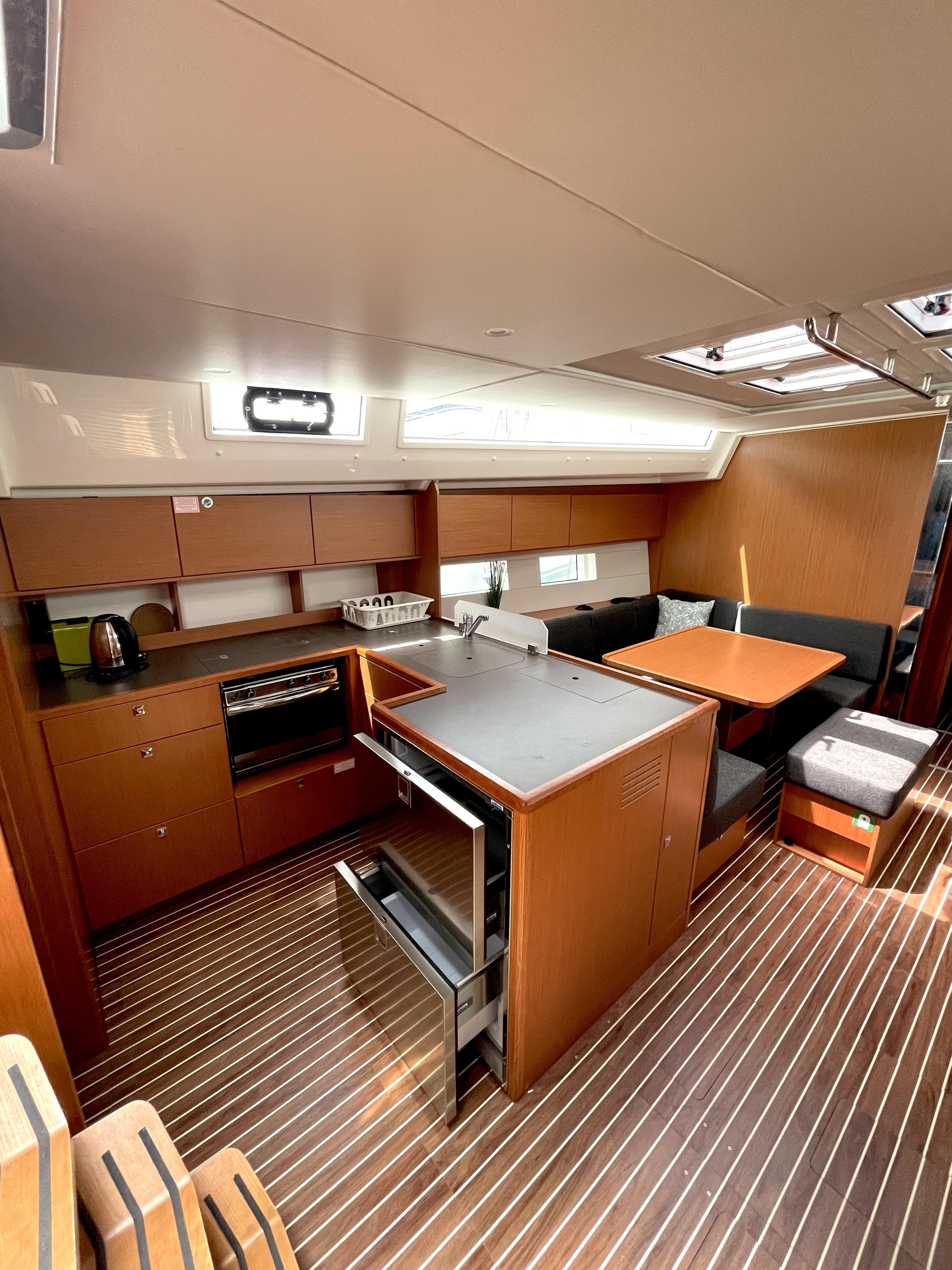 Sailing yacht 