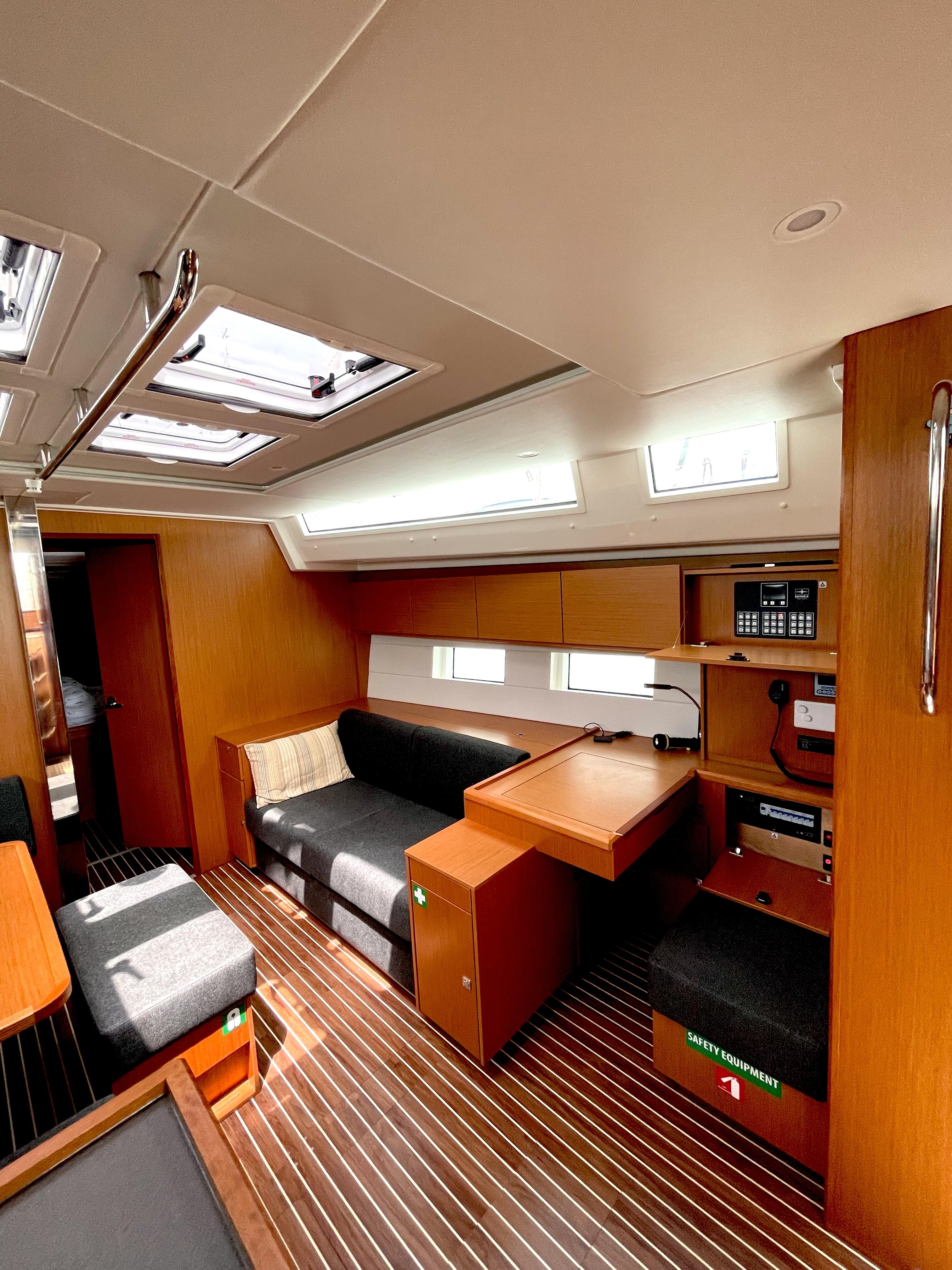 Sailing yacht 