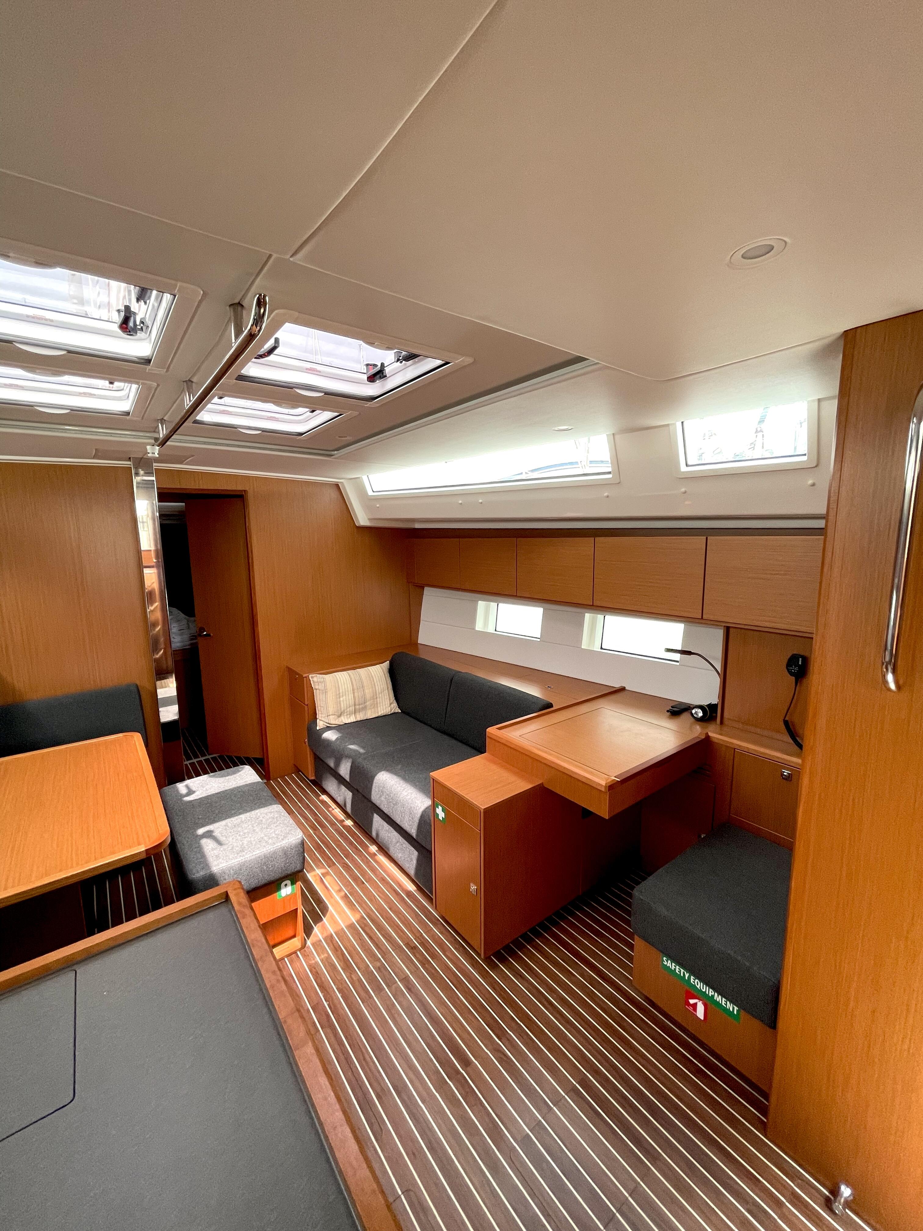Sailing yacht 