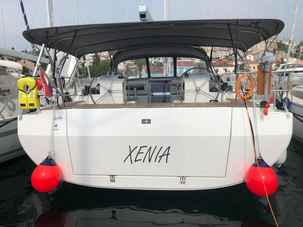 Sailing yacht 
