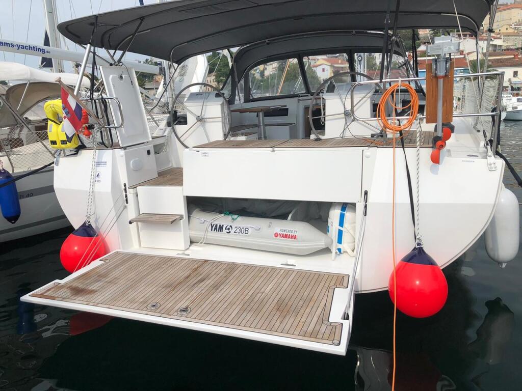 Sailing yacht 