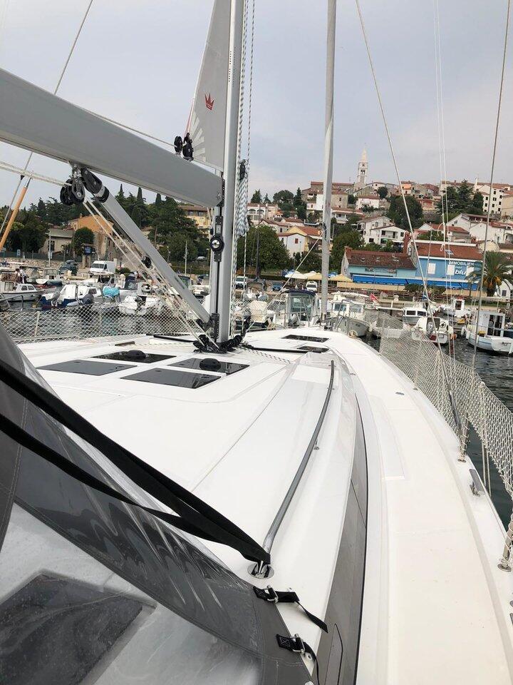 Sailing yacht 