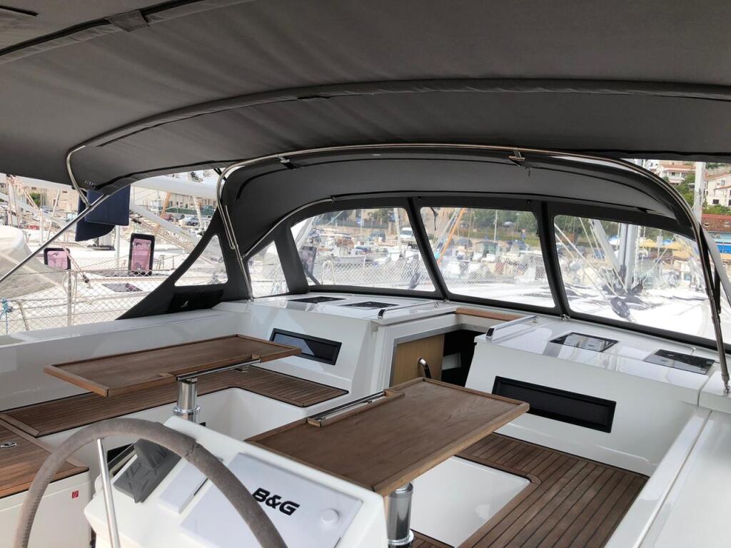 Sailing yacht 