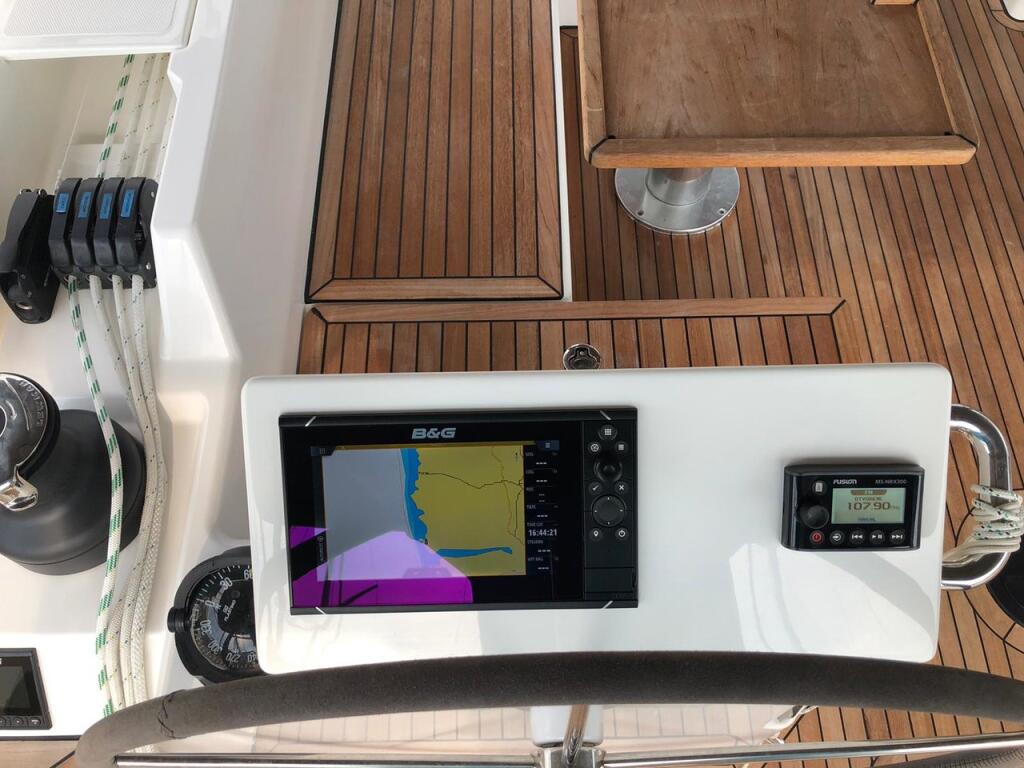 Sailing yacht 