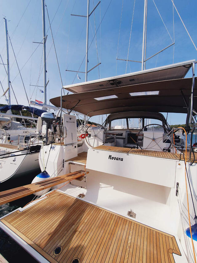 Sailing yacht 