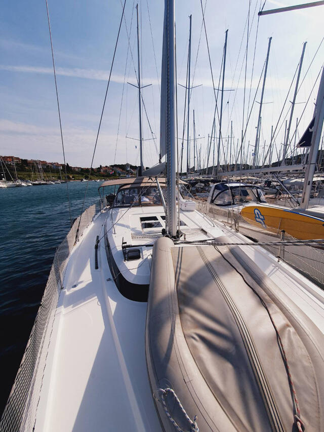 Sailing yacht 