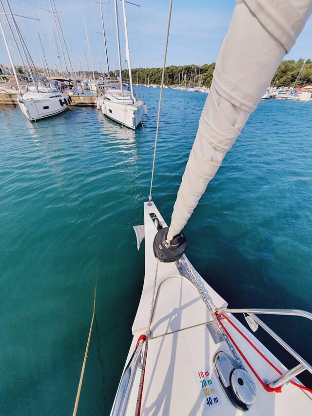 Sailing yacht 