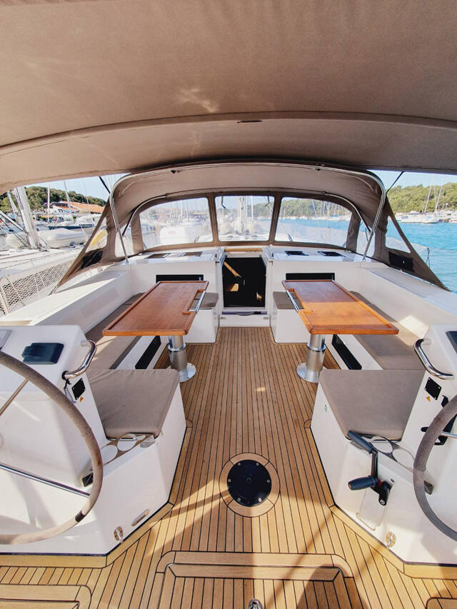 Sailing yacht 