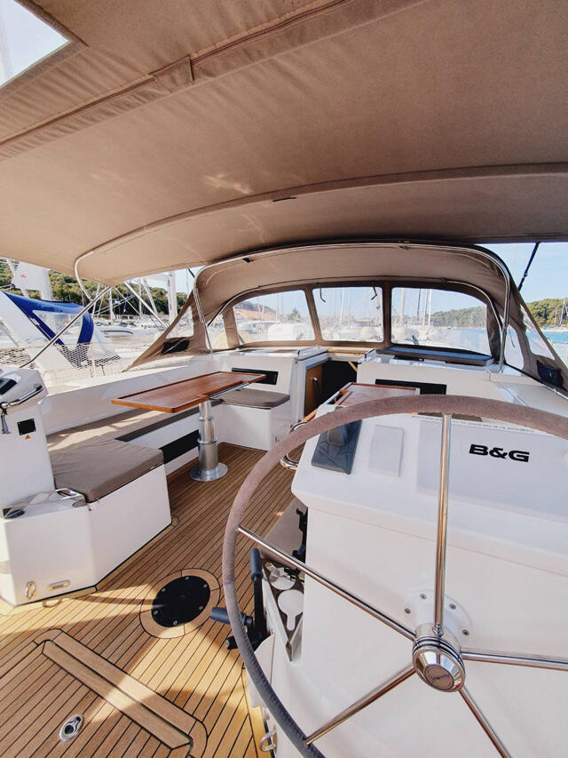 Sailing yacht 