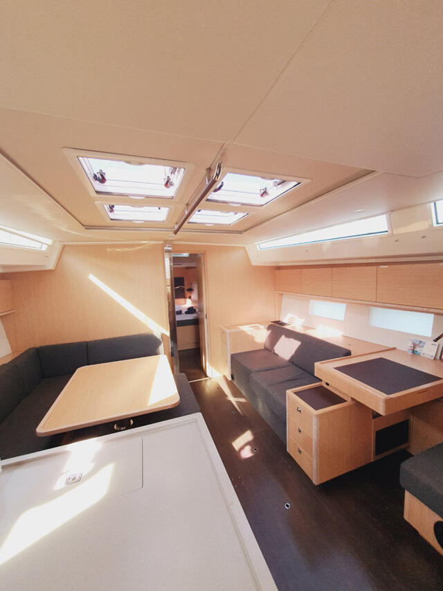 Sailing yacht 