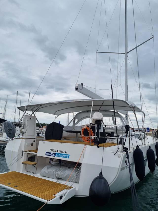 Sailing yacht 