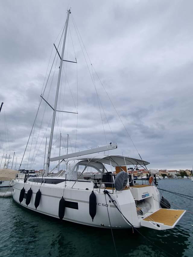 Sailing yacht 