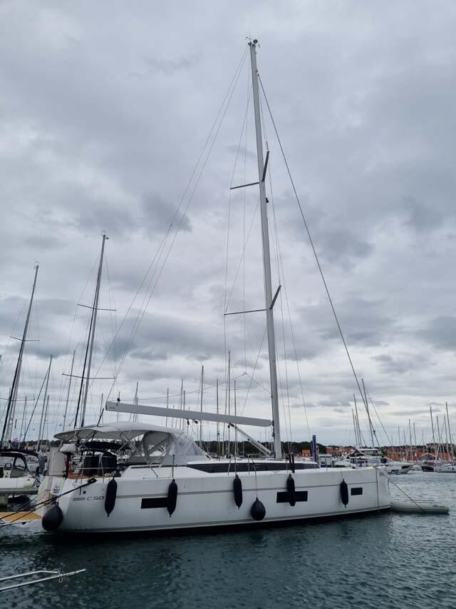 Sailing yacht 