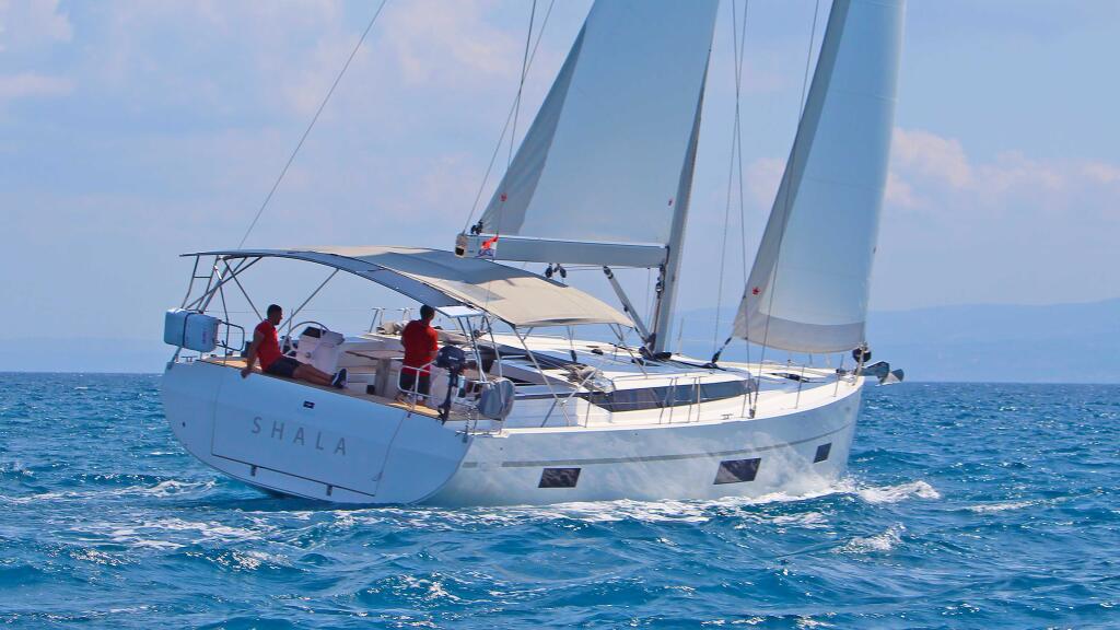 Sailing yacht 