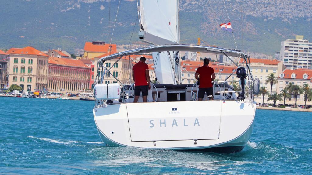 Sailing yacht 
