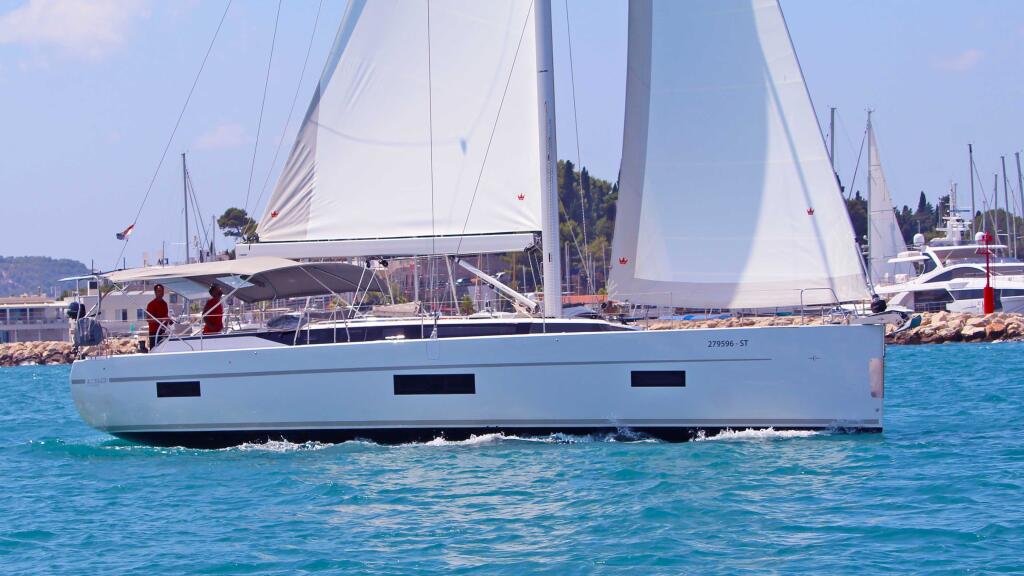 Sailing yacht 