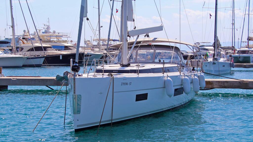 Sailing yacht 