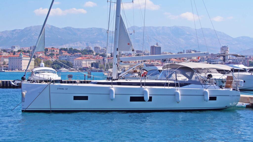 Sailing yacht 