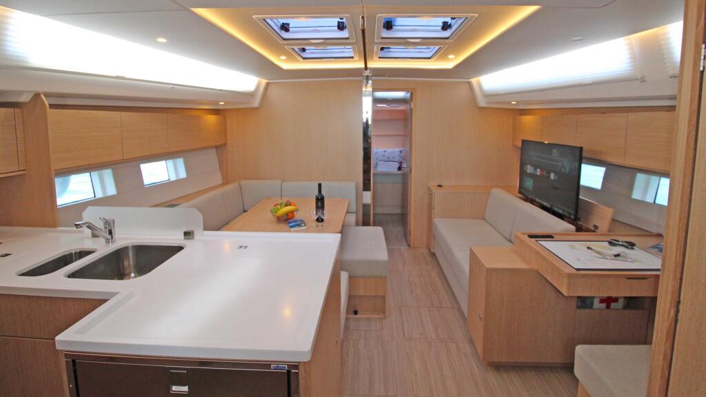 Sailing yacht 