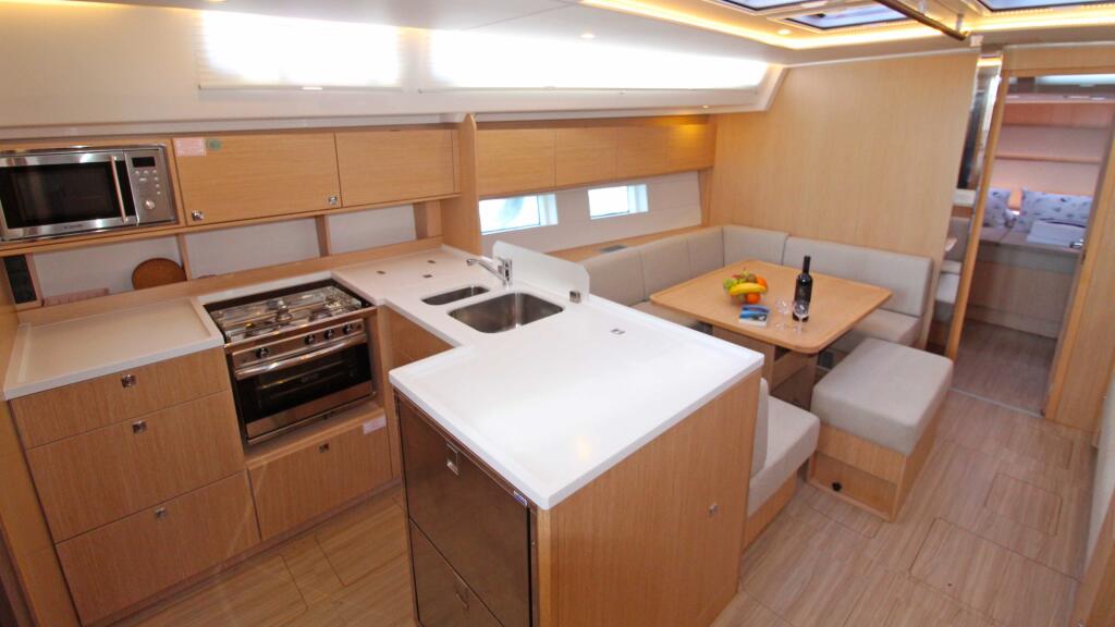 Sailing yacht 