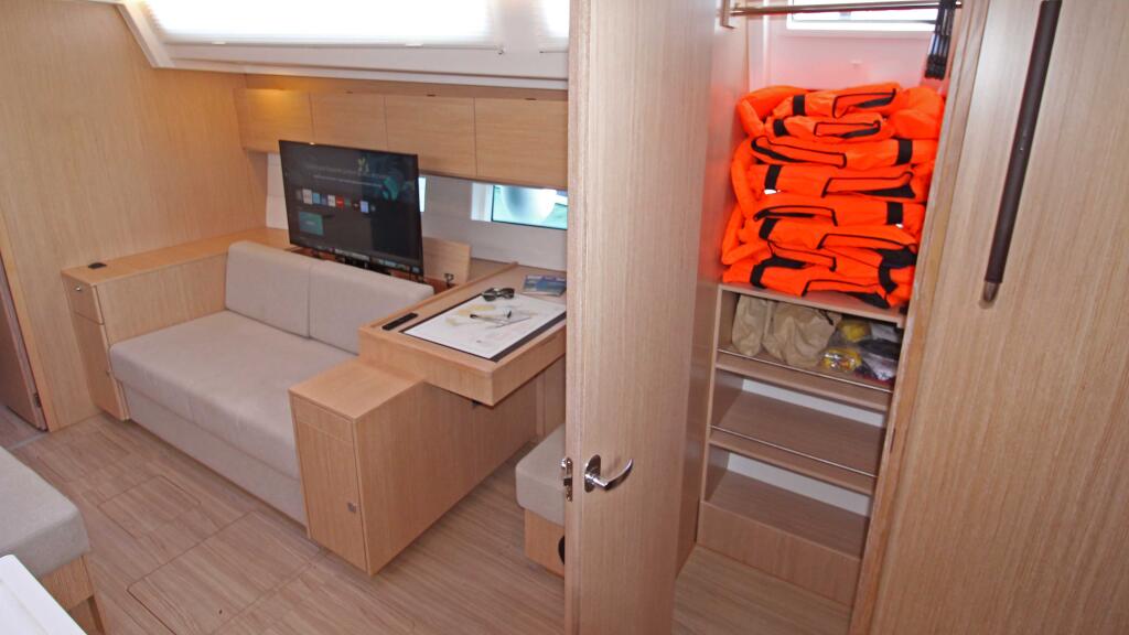 Sailing yacht 