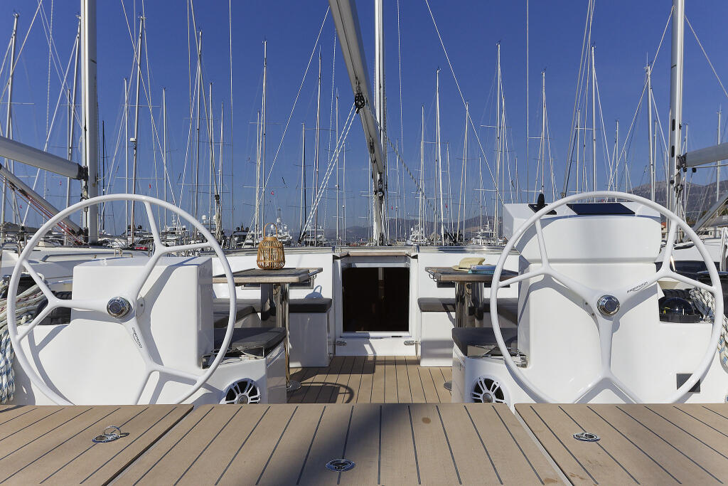 Sailing yacht 