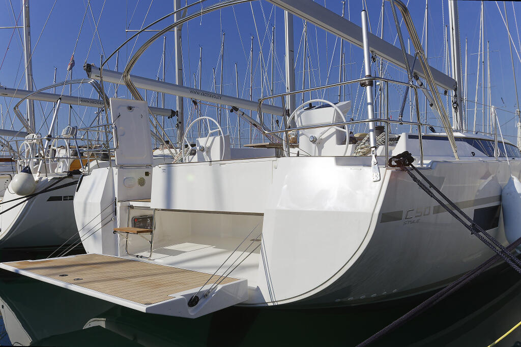 Sailing yacht 