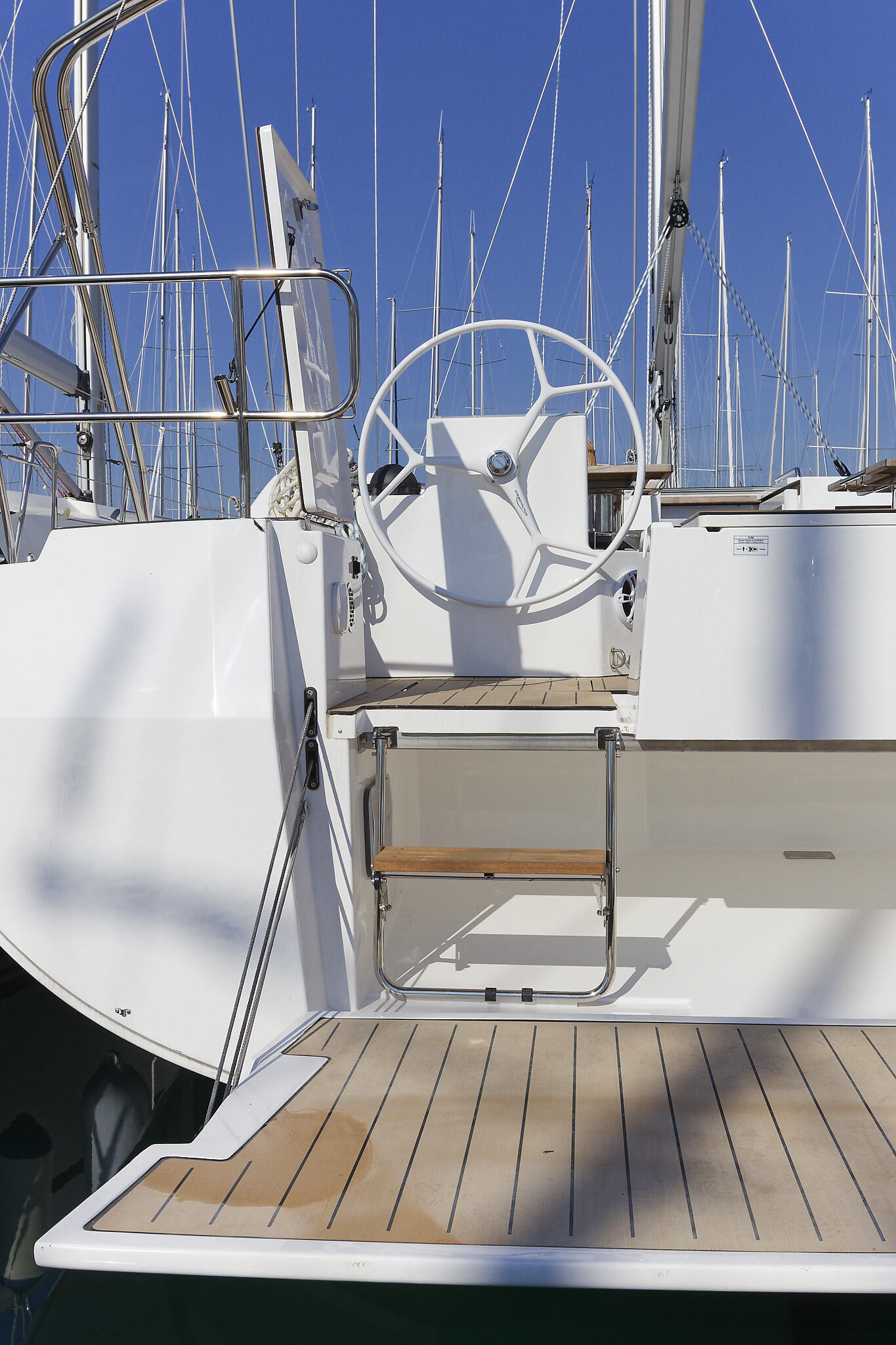 Sailing yacht 