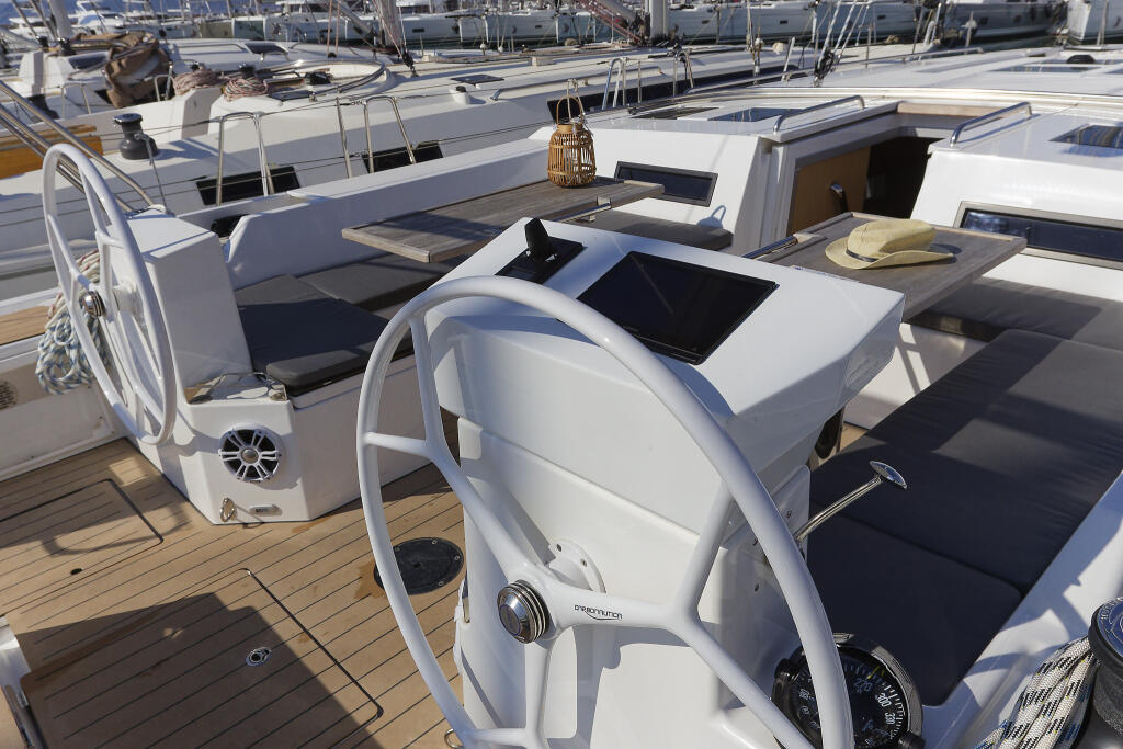Sailing yacht 