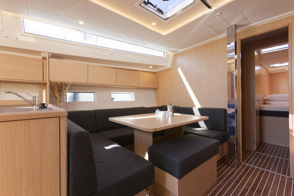 Sailing yacht 