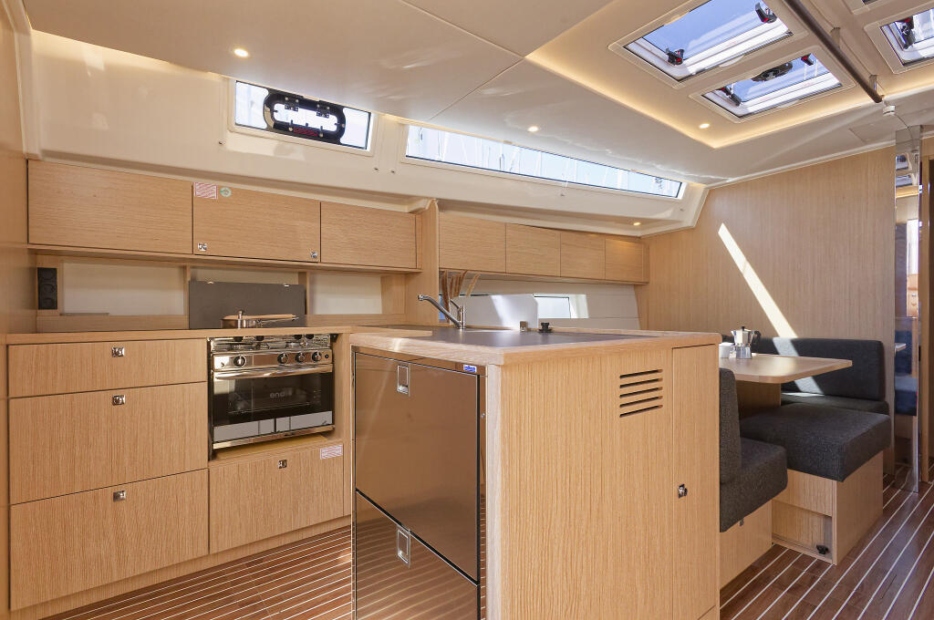 Sailing yacht 