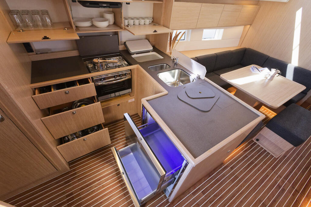 Sailing yacht 