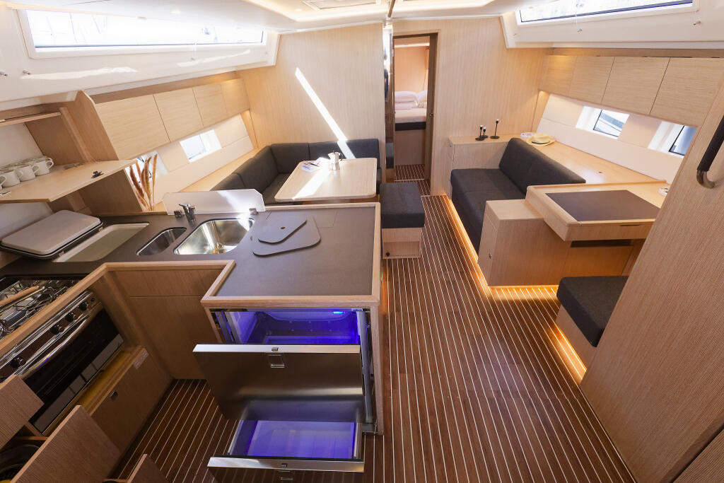 Sailing yacht 