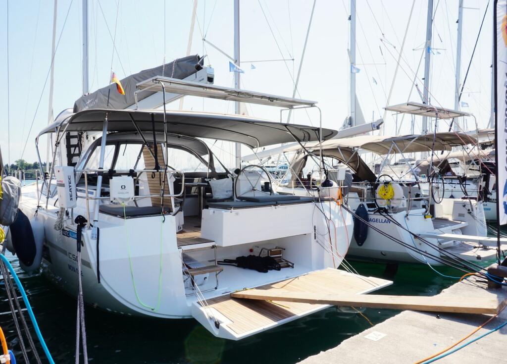 Sailing yacht 