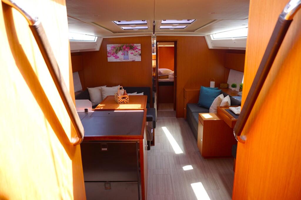 Sailing yacht 
