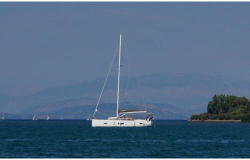 Sailing yacht 