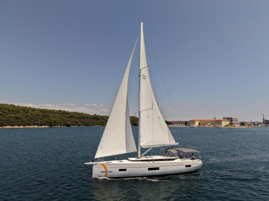 Sailing yacht 
