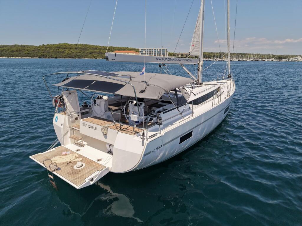 Sailing yacht 
