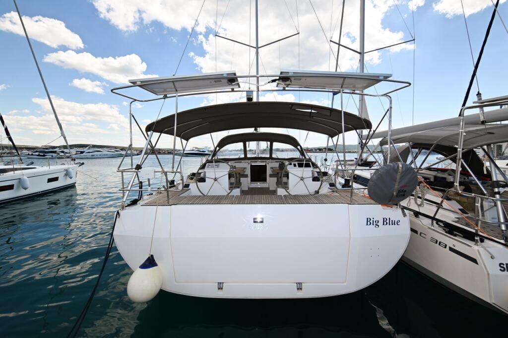 Sailing yacht 