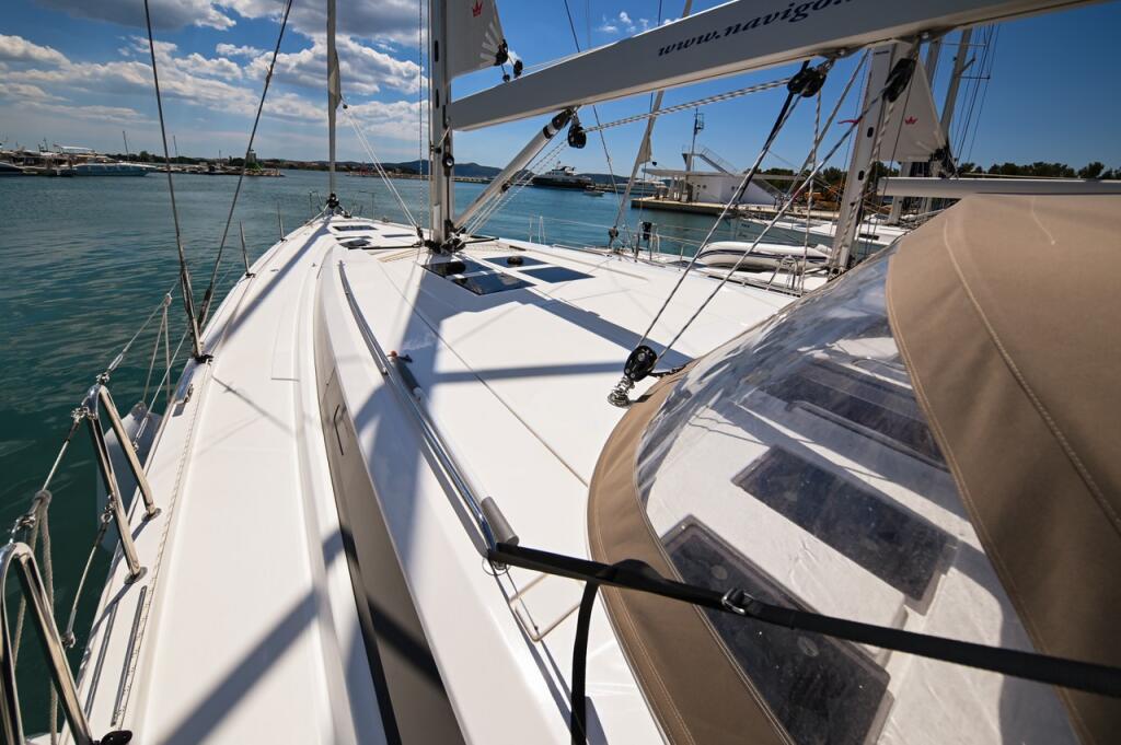 Sailing yacht 