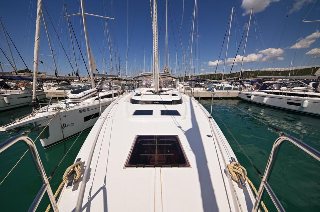 Sailing yacht 