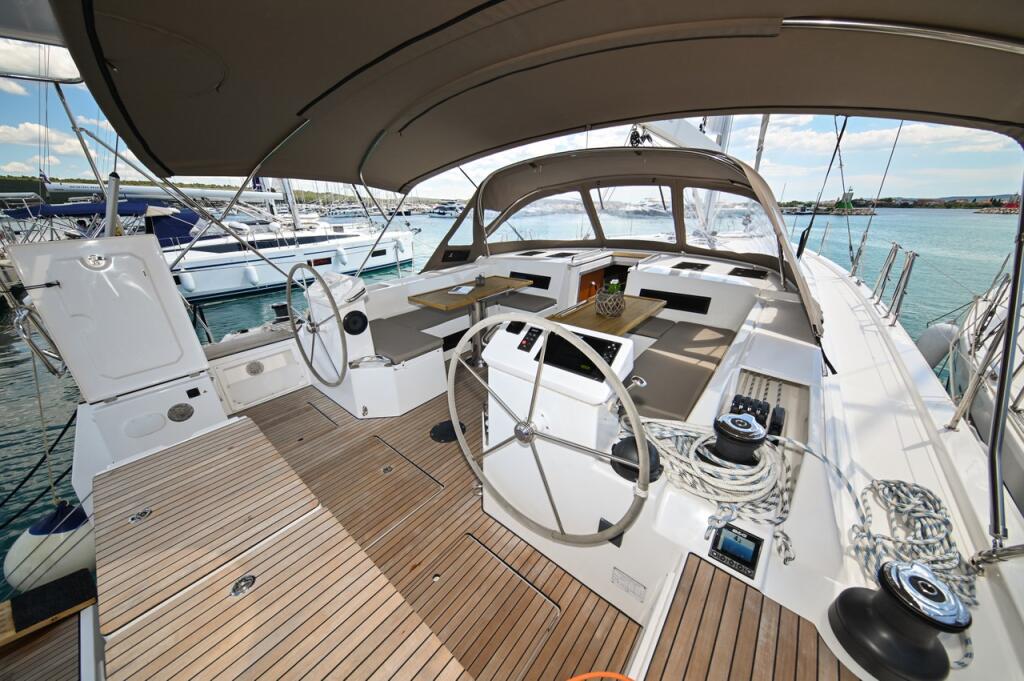 Sailing yacht 