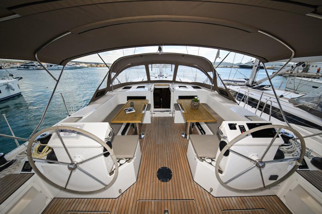 Sailing yacht 